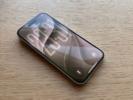 Apple iPhone 15 128 GB Grün – Akku 100% – sehr gepflegt