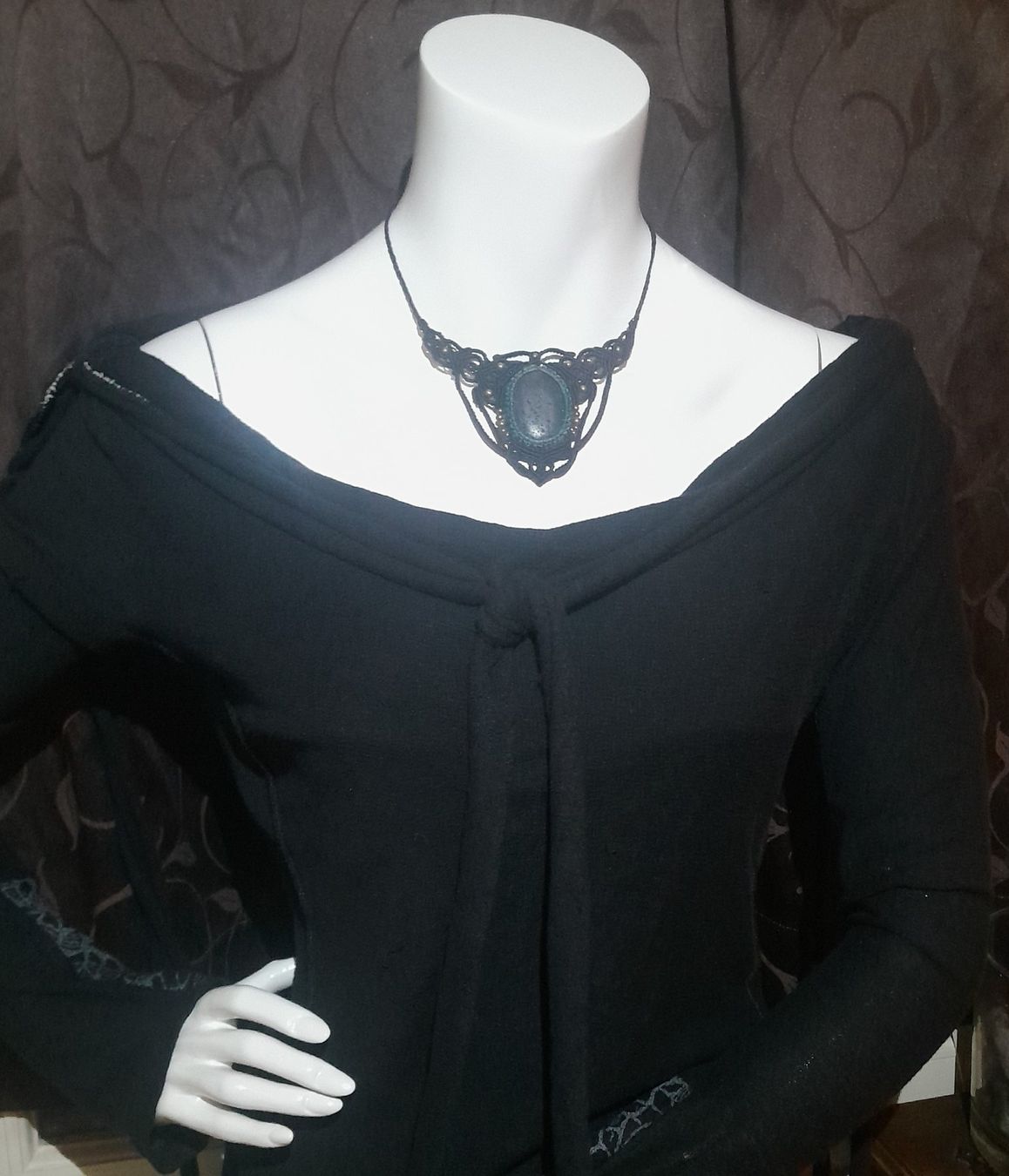 Colliers: Makramee Kette/Collier mit schwarzem Lavastein – Neuf (Voir description) à Pfäffikon ZH par Emporos_42