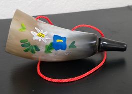 Handbemaltes Horn mit Enzian & Edelweiss. Alpen Deko