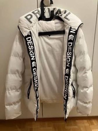 Schöne weisse Winter-/Ski-Jacke mit schwarzem Spruchband