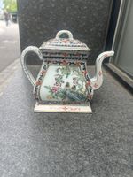 Antike Teekanne aus Porzellan mit Blumen- und Vogelverzierun