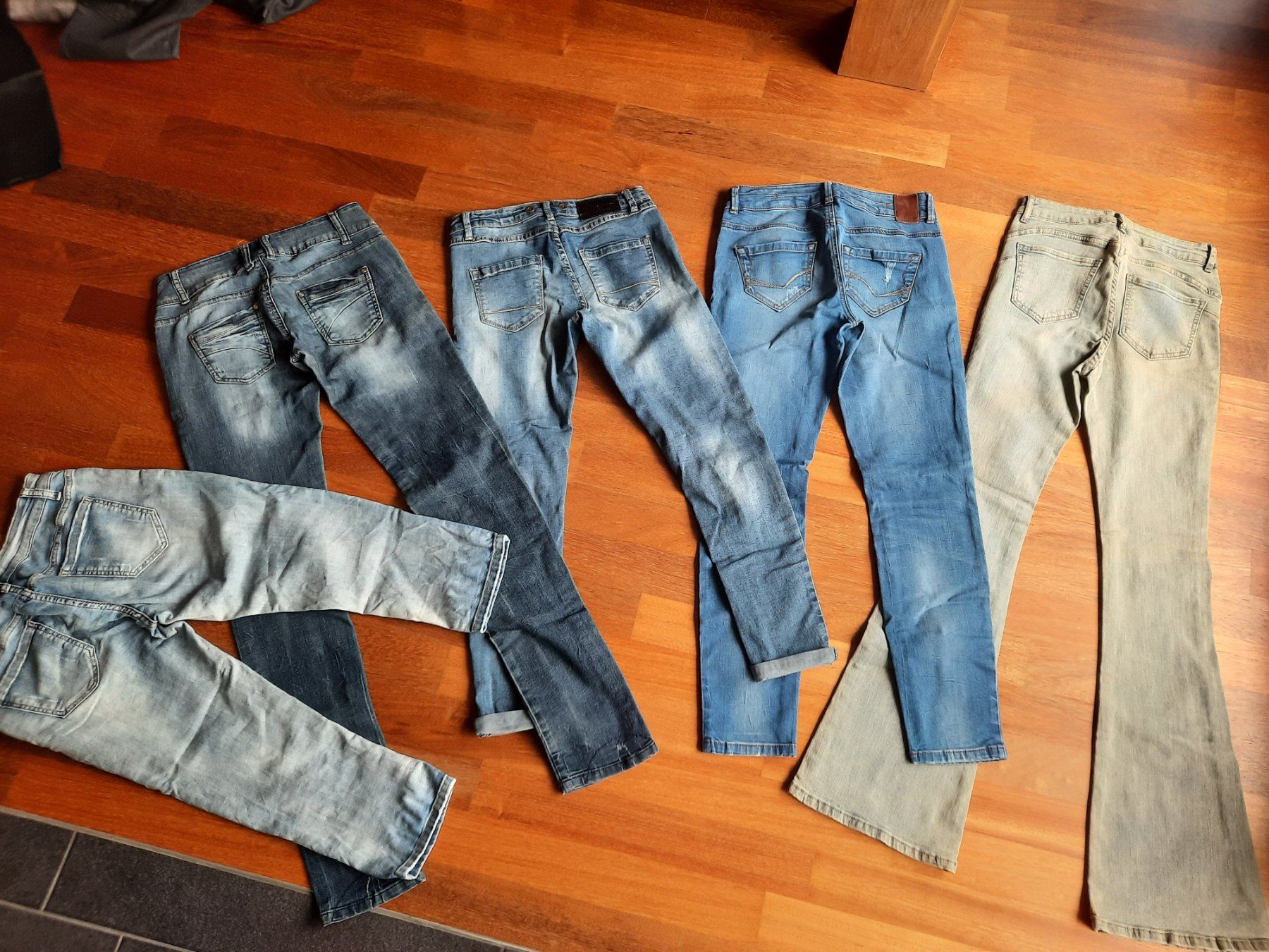 Lotti di vestiti: 5 Damen Jeans Gr.34 - ein Preis ! – Usato da Buchs SG venduto da miska01
