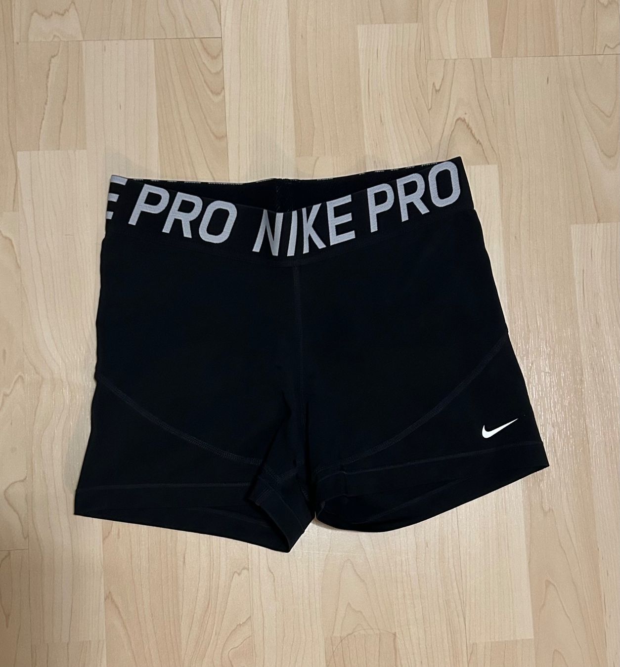 Nike Pantaloni: Nike Pro Shorts – Usato da Langenthal venduto da Miichelle