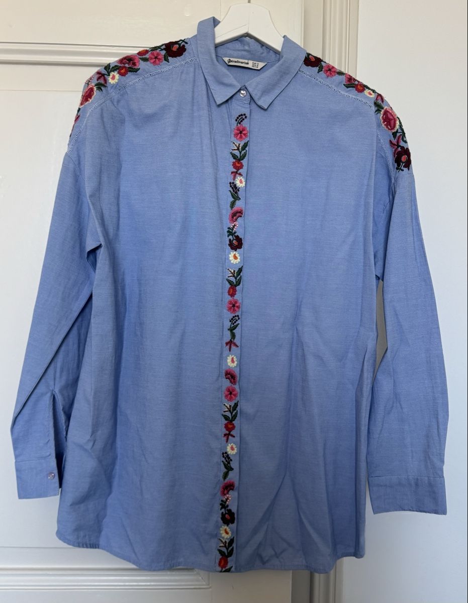 Stradivarius Blusen: Stradivarius Bluse Hellblau mit Blumenstickerei Gr. M. – Neu (gemäss Beschreibung) aus Zürich von ber_78xz