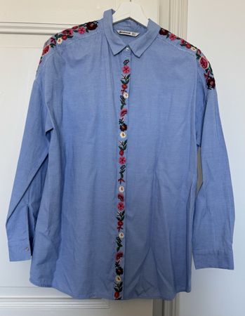Stradivarius Bluse Hellblau mit Blumenstickerei Gr. M.