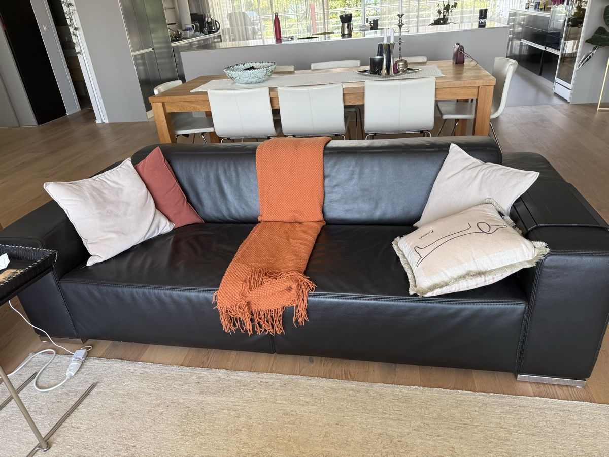 Sofas: Rivolta brand Leather Sofa and Pouf – D'occasion à Horgen par July72