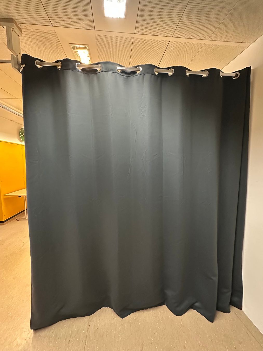 Tende: Vorhänge mit Ösen – Usato da Au (ZH) venduto da Shownow 1