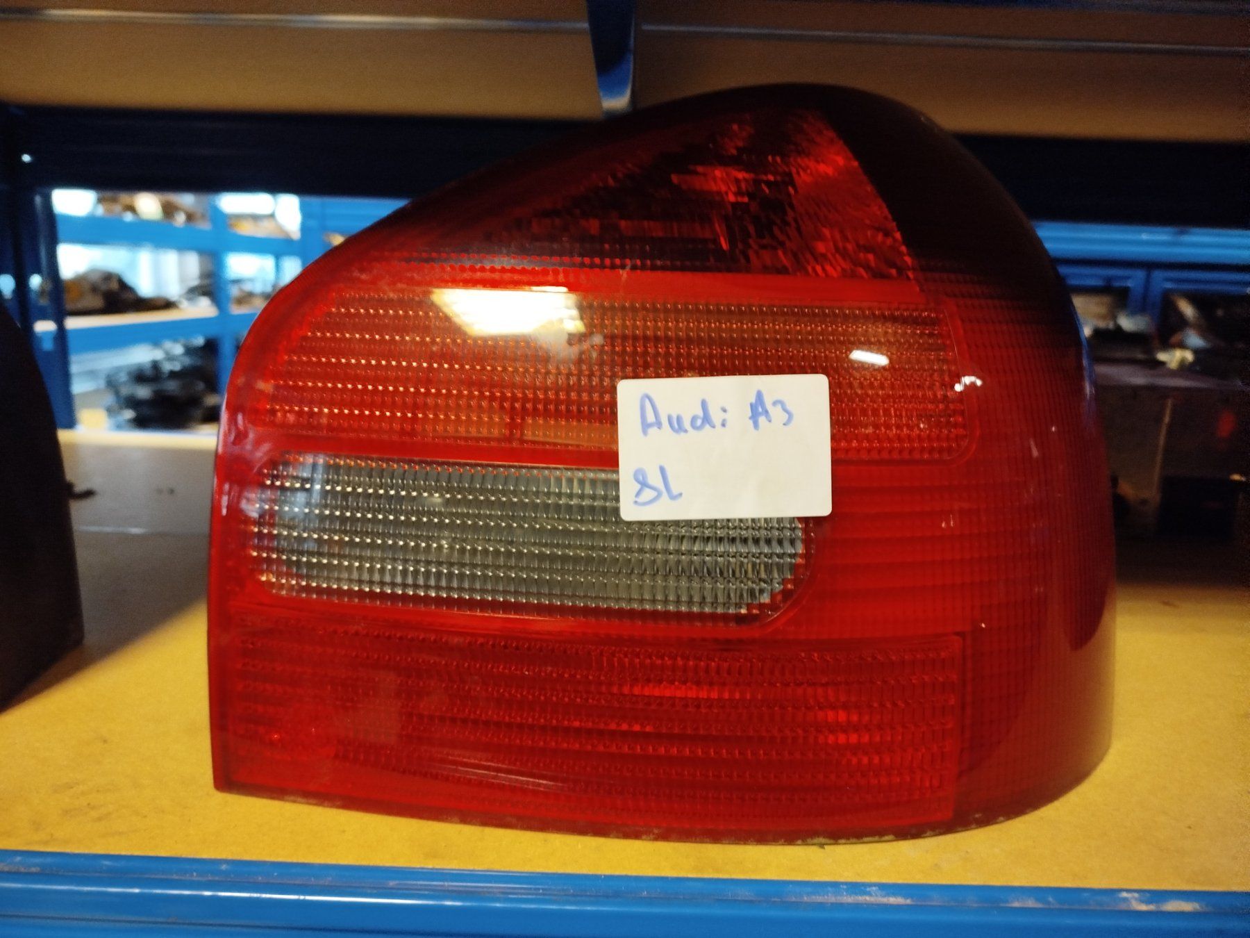 Audi Fari: Feu Arrière Droit Audi A3 8L – Usato da Savagnier venduto da Botteron_Recycling 1