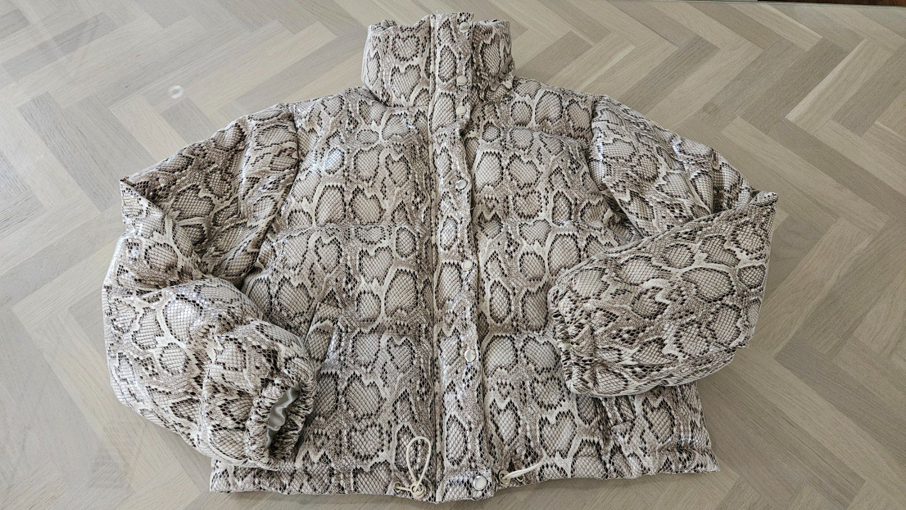 Giacche: En Saison Snakeskin Printed Puffer – Usato da Hasle LU venduto da dandelion1684 2