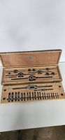 coffret de tarauds et filières en métal