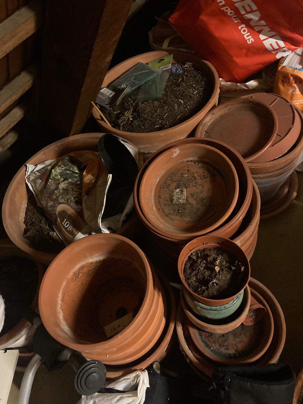 Blumentöpfe: Bluementöpfe, Blumenerde, Unterstellteller – Gebraucht aus Zürich von hundpimenta