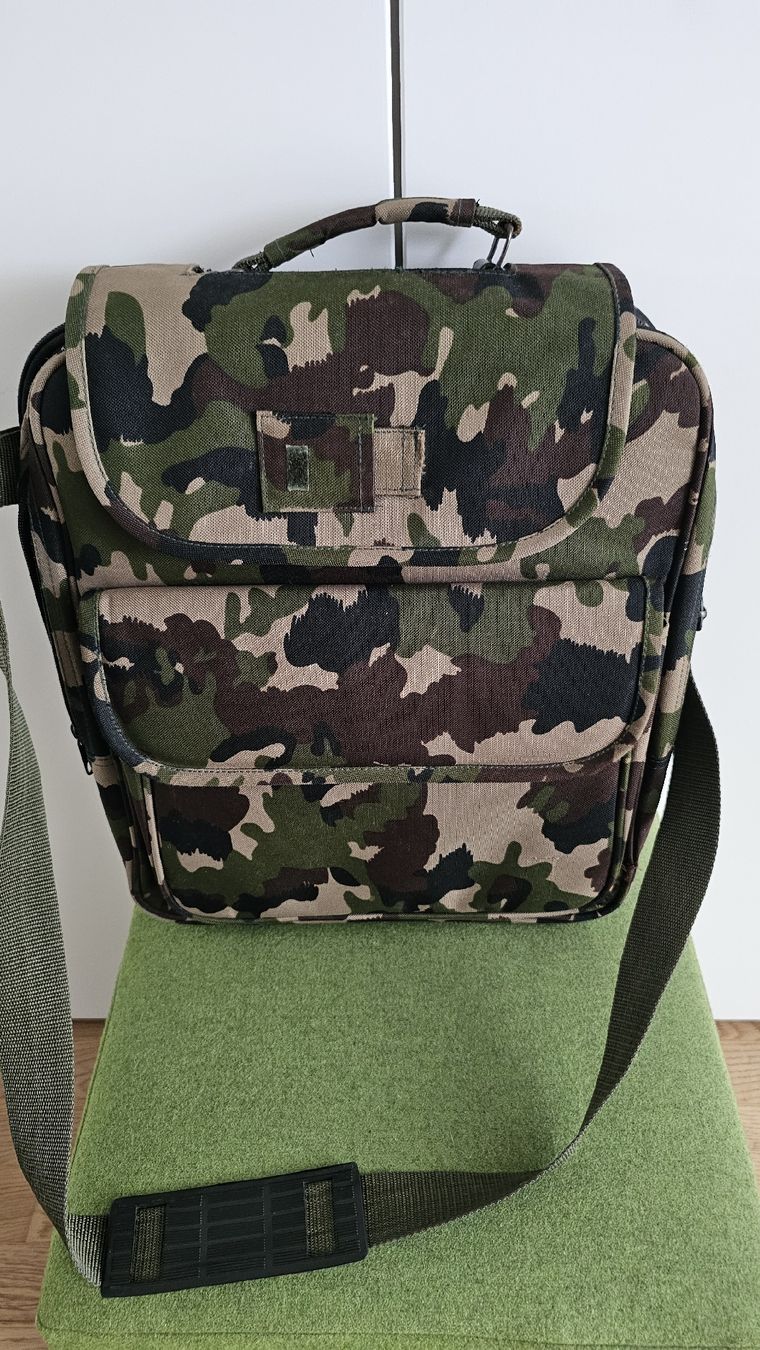 Schweizer Armee Zaini: Schweizer Armee Tasche mit integrierten Rucksacktragriemen. – Usato da Dübendorf venduto da hirschi2407