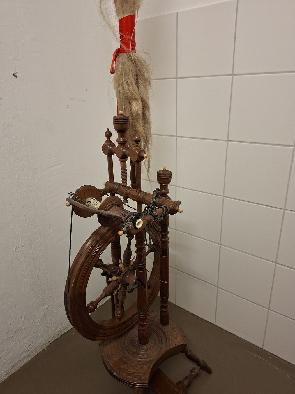 Ruote per filare: Antikes Spinnrad aus Holz mit Garnrolle,  – Usato da Olten venduto da Mezopotamya 4