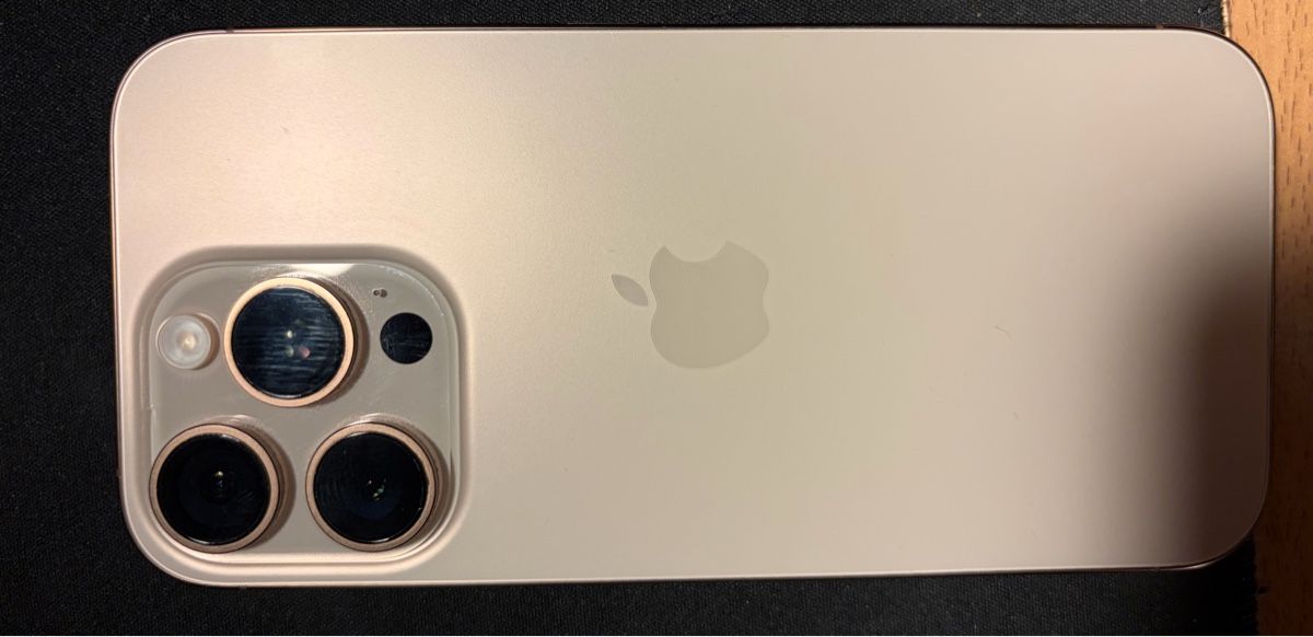 Apple Portables: Apple iPhone 16 Pro gebrauchter Zustand – D'occasion à Würenlos par eli_cmm8