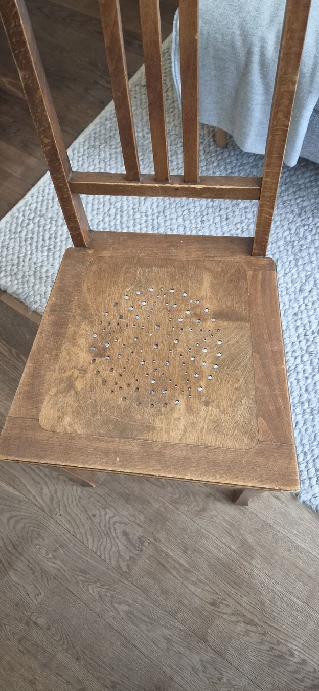 Chaises: Alter Stuhl, Holz, Sitzfläche mit Lochmuster, Einzelstück – D'occasion à Zürich par mar_typ2 1