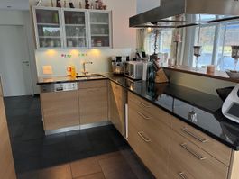 Schöne Küche, echt Holzfurnier, Schreinerarbeit, Steinplatte