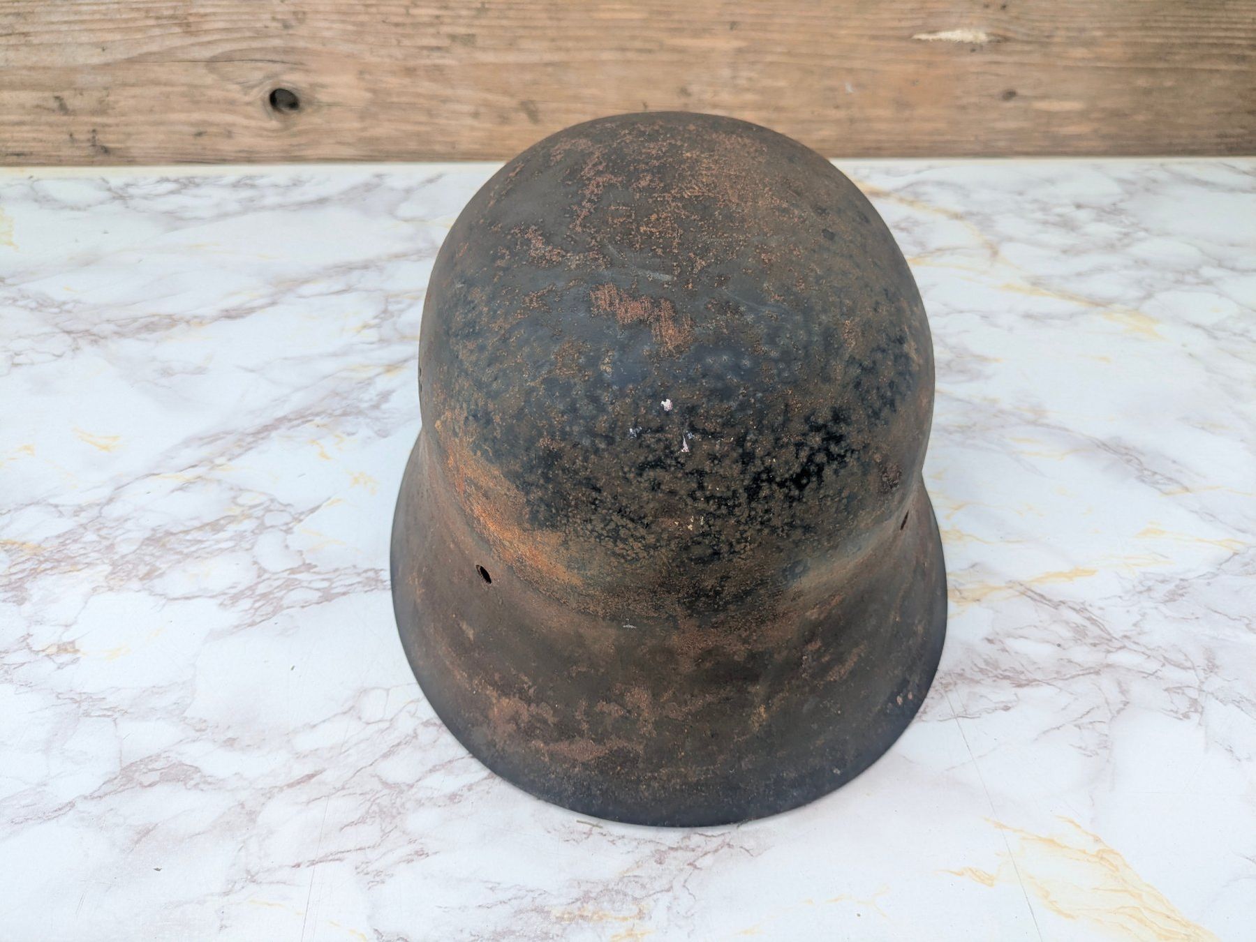 Uniformi & Effetti personali: SD Luftschutz Stahlhelm M34 "Duck Bill Visor" mit Abzeichen – Usato da Buttisholz venduto da ArmeeShopCH 5