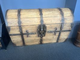 Barocke Bogentruhe Herrschaftlich