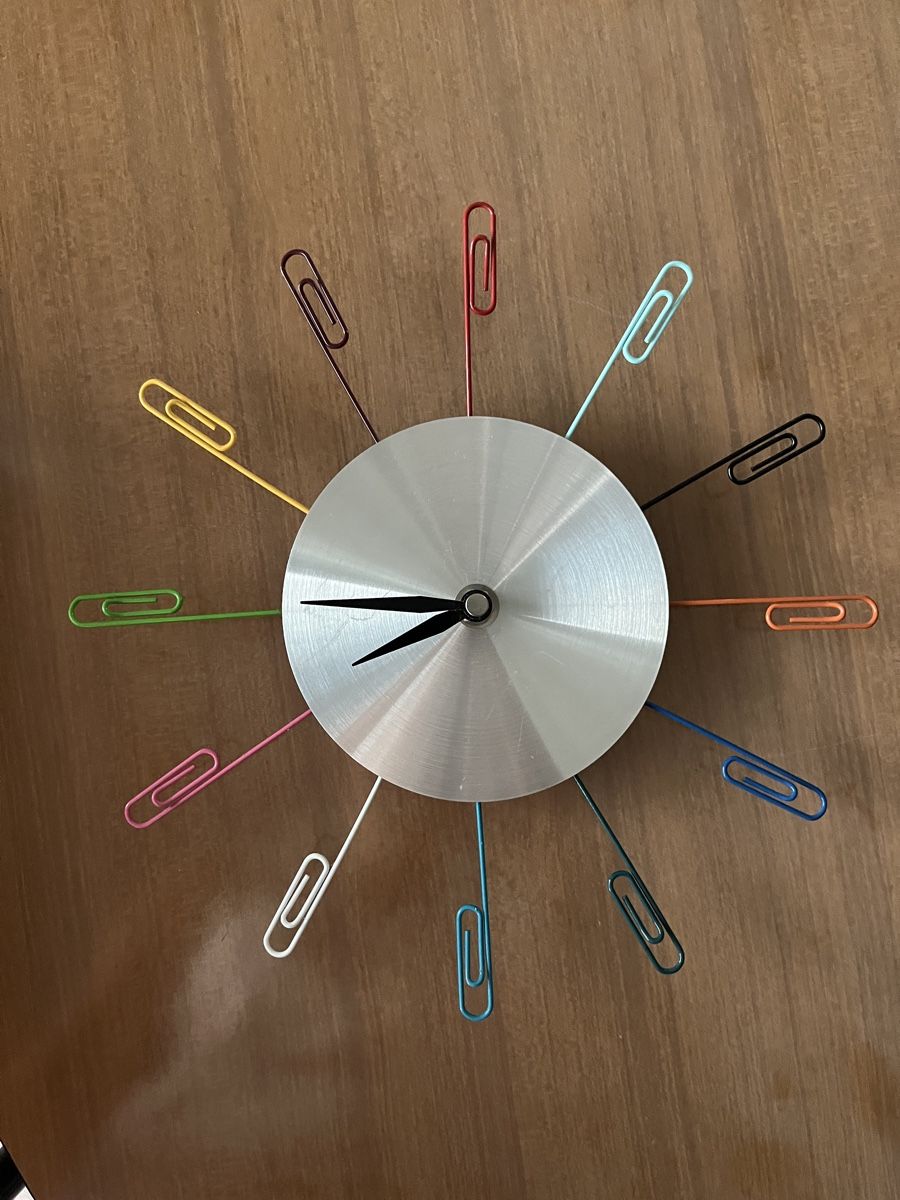 Orologi: Orologio simpatico metallo con graffette. – Nuovo (secondo la descrizione) da Mendrisio venduto da cost.del