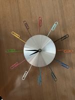 Orologio simpatico metallo con graffette.