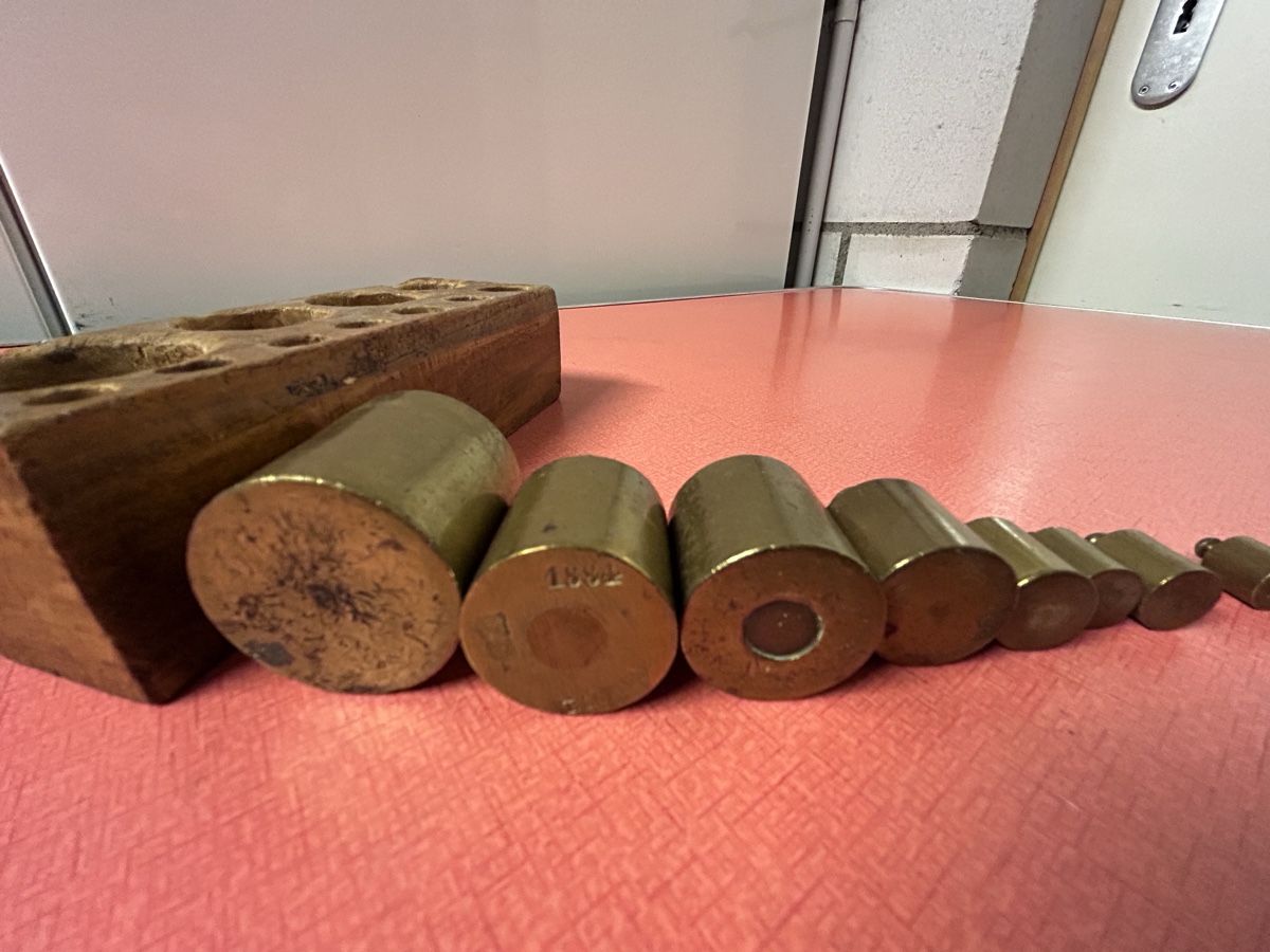 Bilance e pesi: Antike Messing Gewichte, Satz mit Holzbox, Wage Gewichte. – Usato da Lanzenhäusern venduto da vic63 8