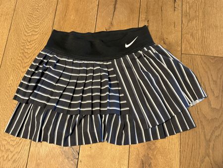 Nike Tennisrock Grösse M ungetragen