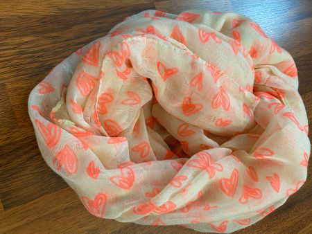 Leichtes Tuch mit Herzen-Muster