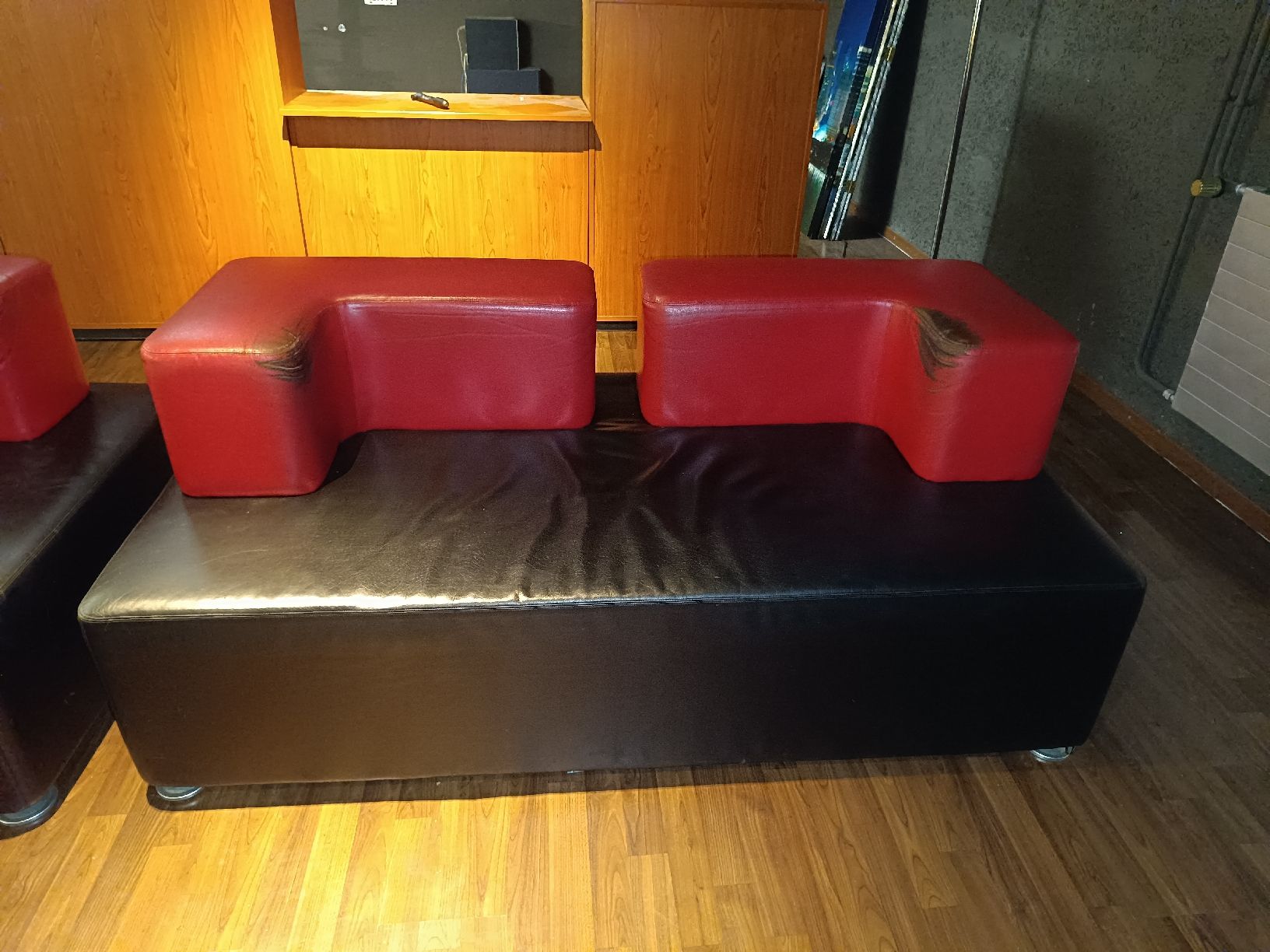 Sofas: Möbelset Lounge schwarz-rot mit Gebrauchsspuren – Gebraucht aus Wettingen von Sel_Bat 1