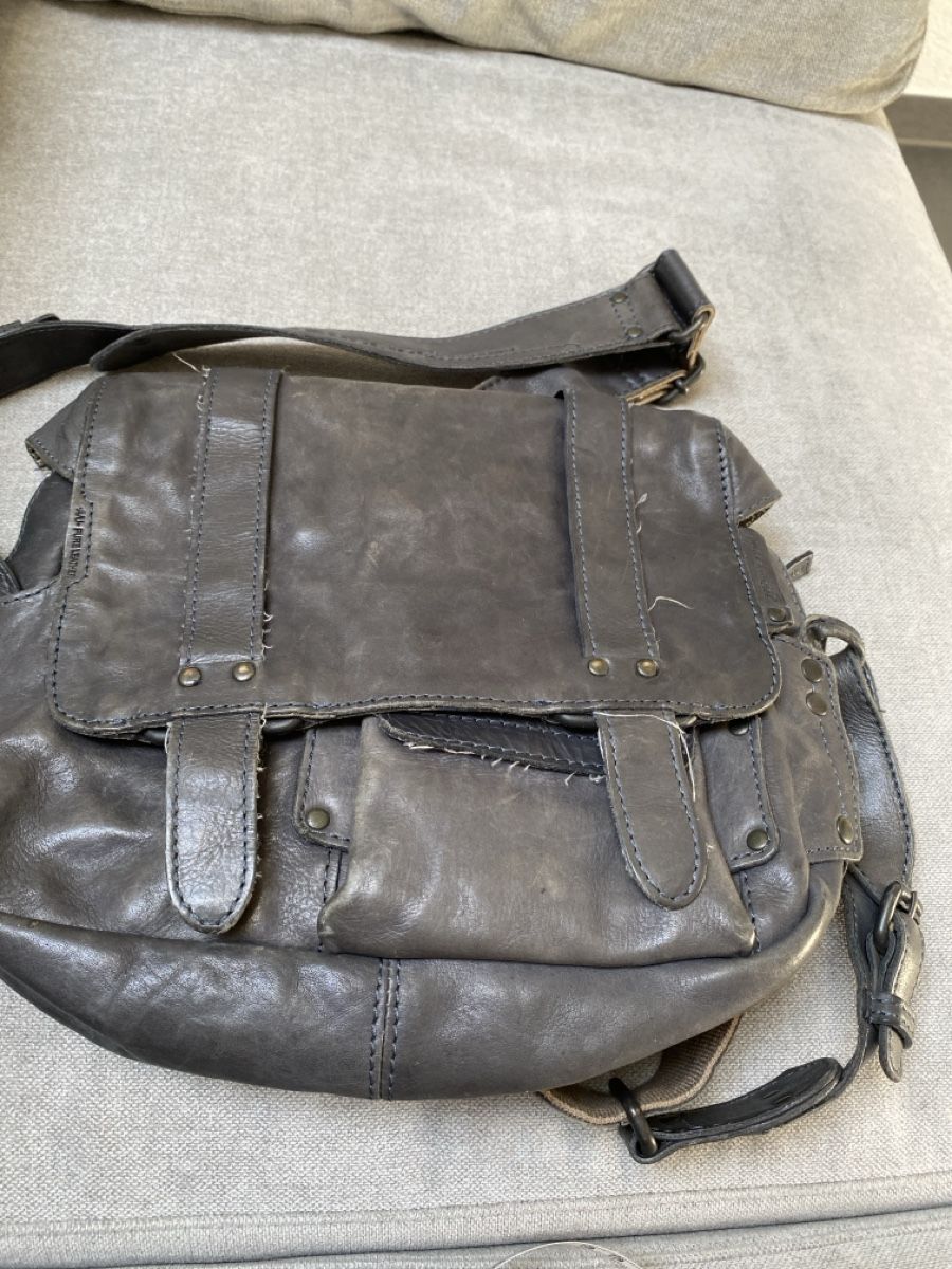 Aunts & Uncles Borse da donna: Aunts & Uncle Ledertasche d.grau, mit 3 Reissverschlüsse – Usato da Homberg b. Thun venduto da Homata
