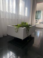 Moderne Blumenkrippe mit eckiger Kupferwanne 