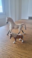 2 Schleich Pferde Figuren weiss & braun, guter Zustand