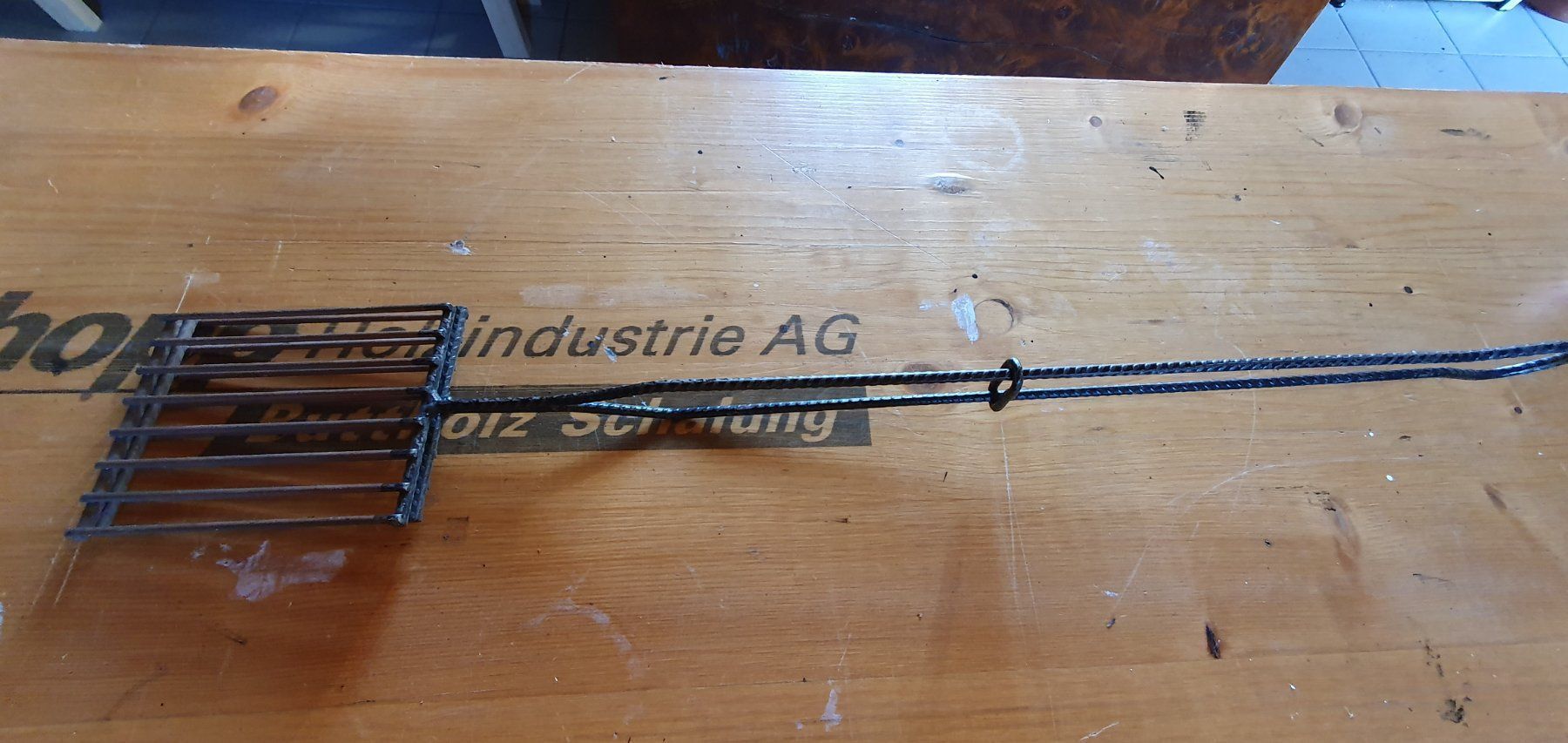 Gitter & Roste: Petite grille pour barbecue à long manch – Gebraucht aus Moutier von gvmv