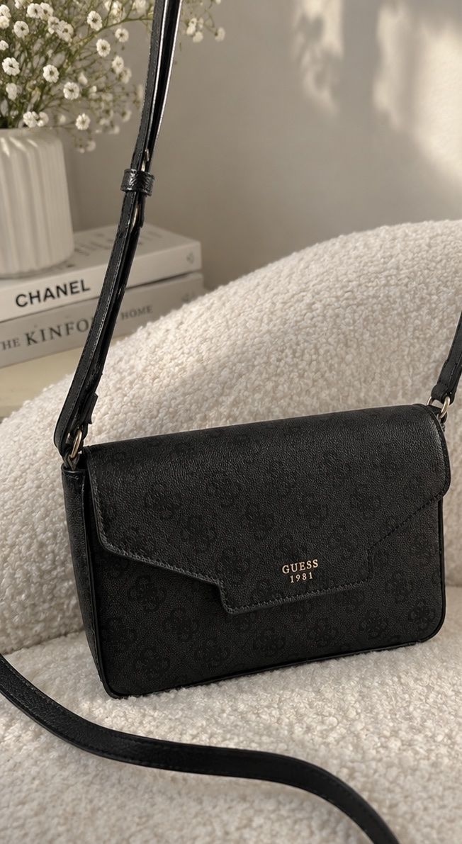 Guess Taschen für Damen: Umhängetasche Guess schwarz  – Gebraucht aus Uzwil von gab_2kx8