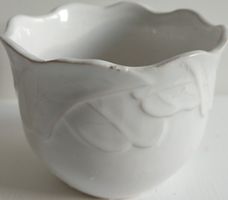 Elegante Blumenschale, weiss mit Blattmuster - Top Zustand!
