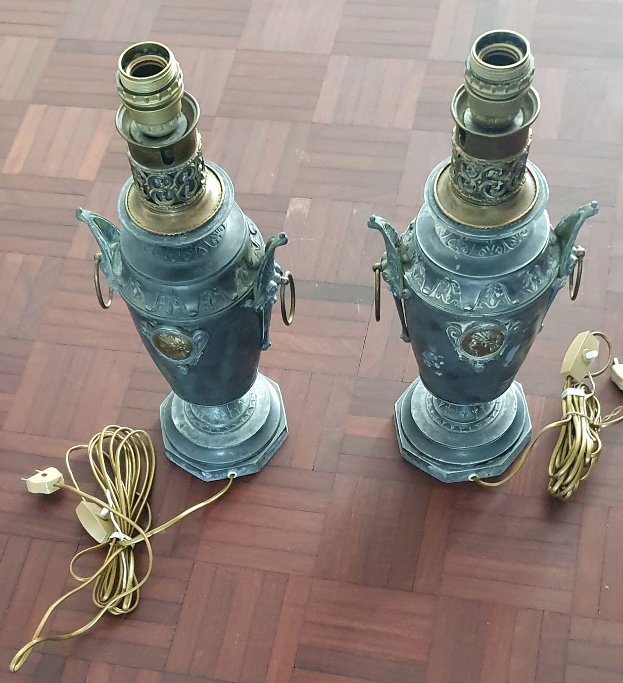 Lampade: Antike Lampen, 2 Stk., mit Lampenschirme – Usato da Kreuzlingen venduto da Rschweiz1 2