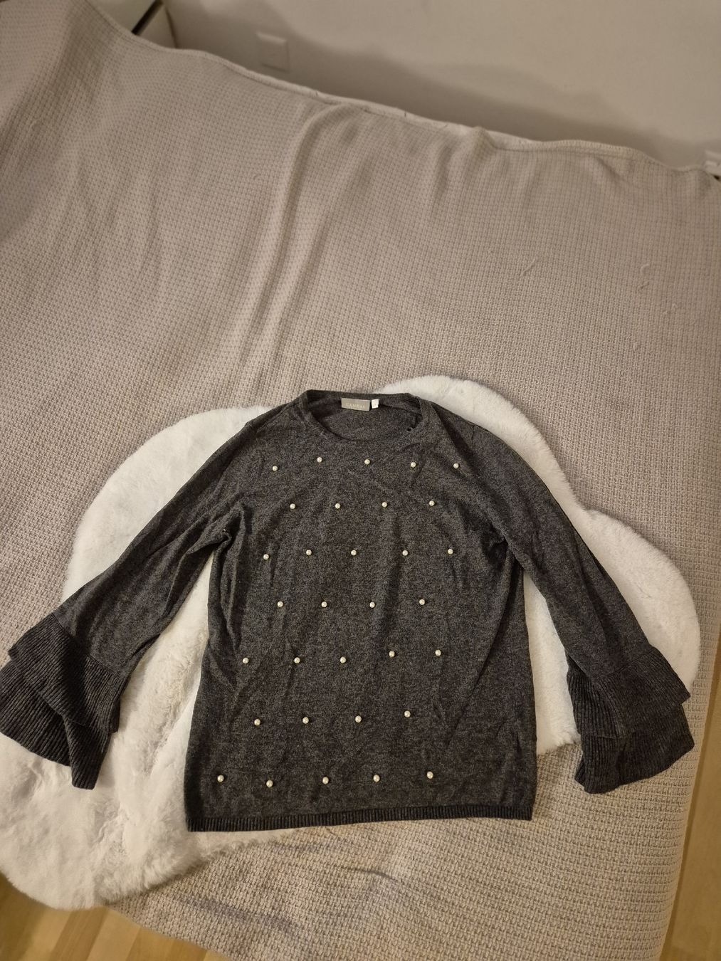 Maglioni & Felpe: Pullover, Gr. S, Grau, mit Perlen Details – Usato da Romanshorn venduto da Enilec02