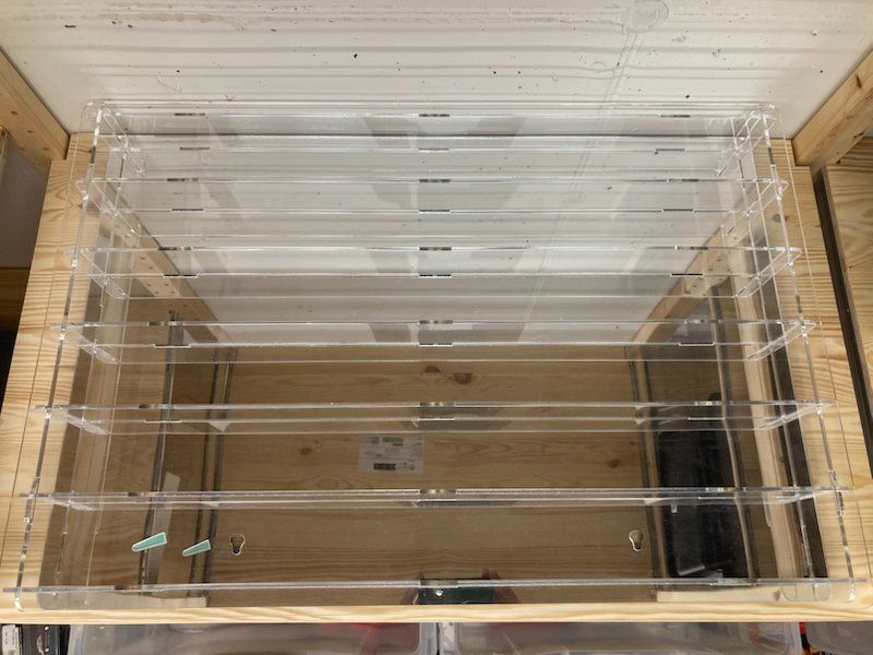 Modelleisenbahnen: H0 oder N Sehr schöne Vitrine Plexiglas und Spiegel 70 x 48 – Gebraucht aus Büsserach von ModellbahnDepot