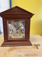 Tischuhr Bulova Westminster Chime Holzgehäuse mit Schlüssel