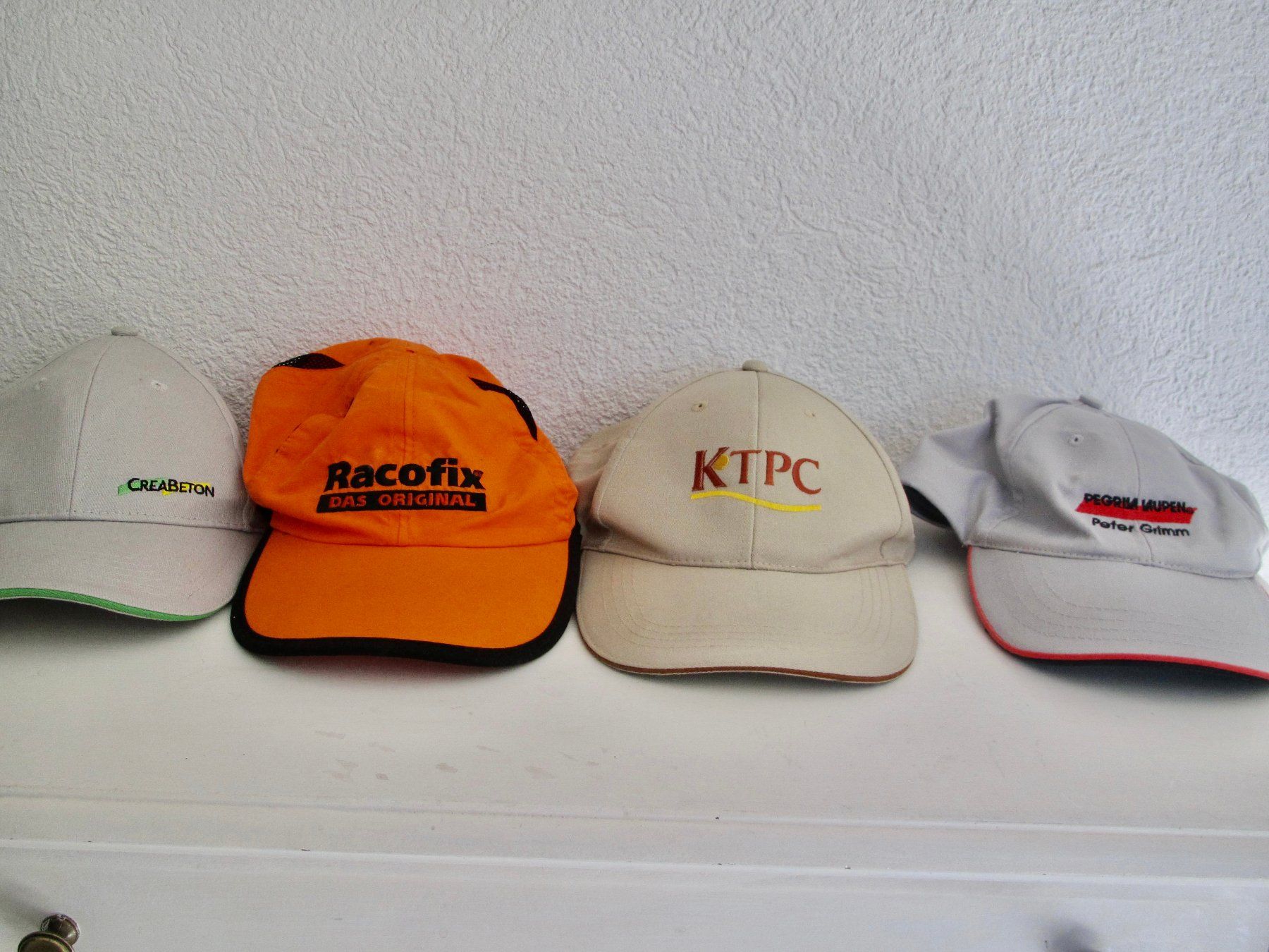 Copricapi, berretti & cappellini: 4 CASQUETTES AVEC PUBLICITES – Usato da Murten venduto da Selliot