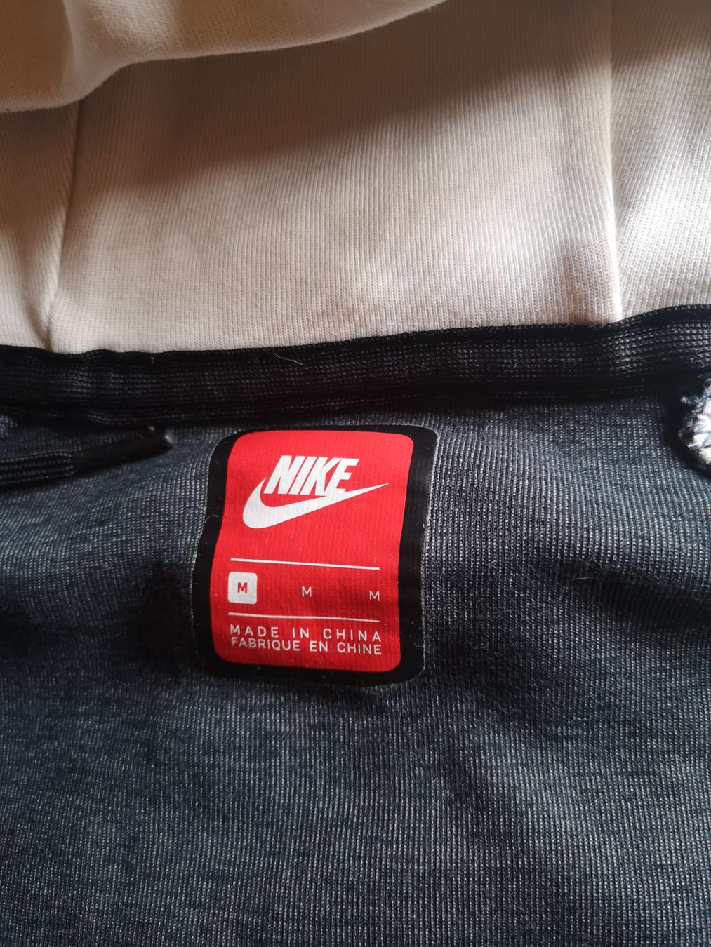Nike Giacche: Veste à capuche Nike Tech Fleece, taille M – Usato da Leysin venduto da Jollybubble 1
