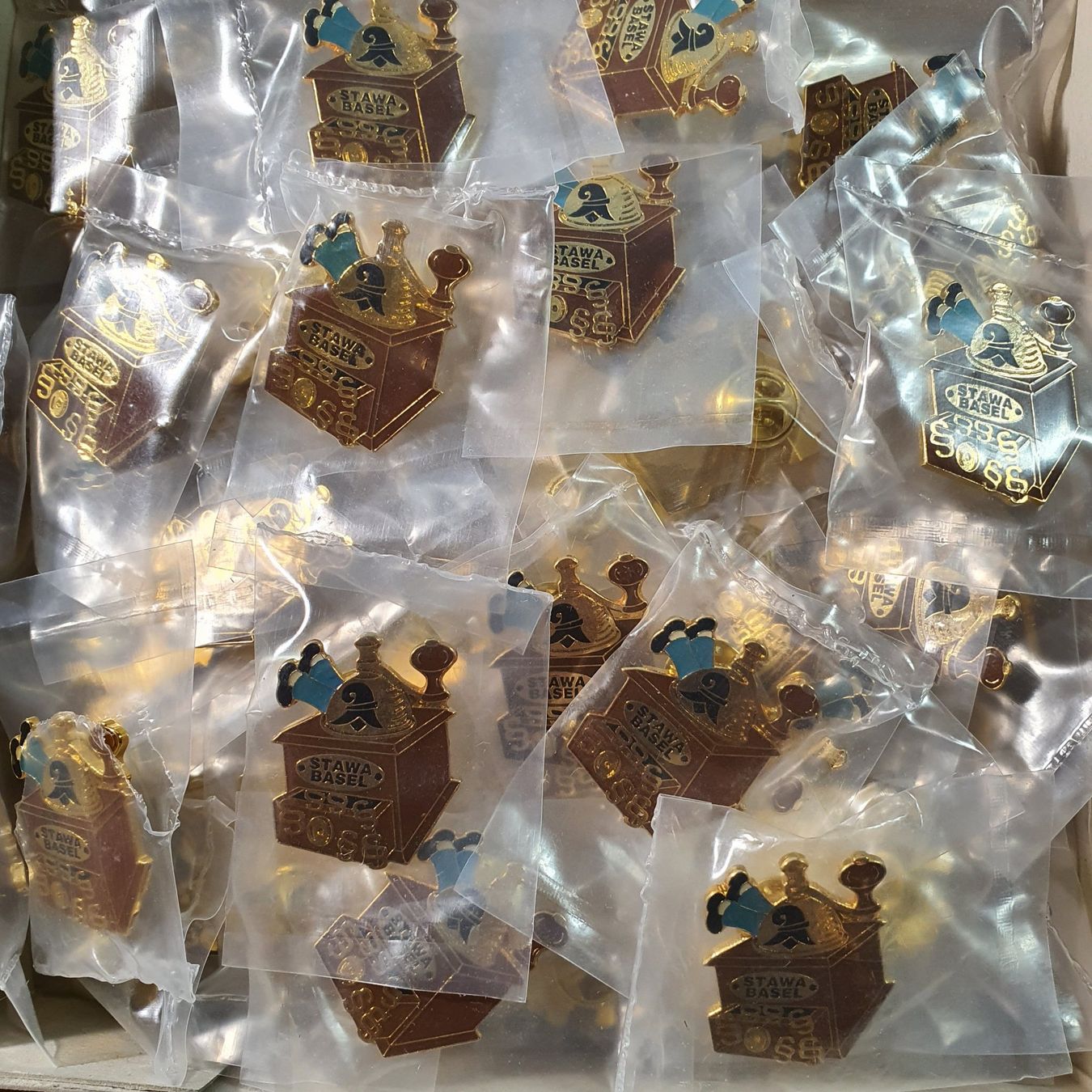 Plaketten & Abzeichen: 101 Stk. Pins - STAWA Basel Staatsanwaltschaft Kaffeemühle – Gebraucht aus Reinach BL von Boston-Verkauf 1