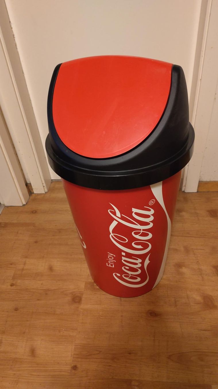 Poubelles: Abfallbehälter Coca Cola – D'occasion à Teufenthal AG par nik_z9fn