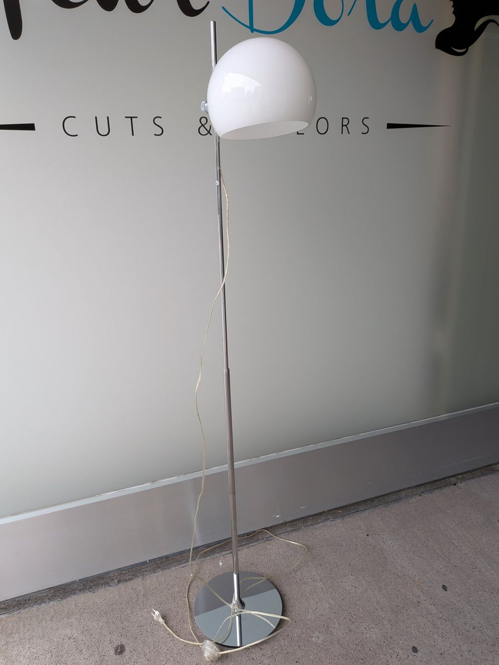 Lampen: Stehlampe mit Kugelglasschirm – Gebraucht aus Emmen von Brockofsky 1