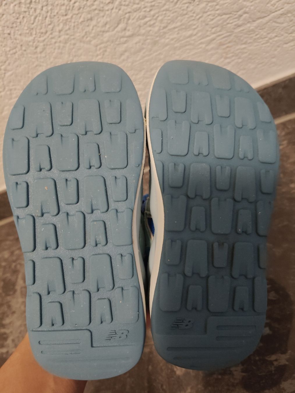 New Balance Scarpe da uomo: New Balance Baskets Enfants Taille 26 – Usato da Oberburg venduto da Ines2019 2