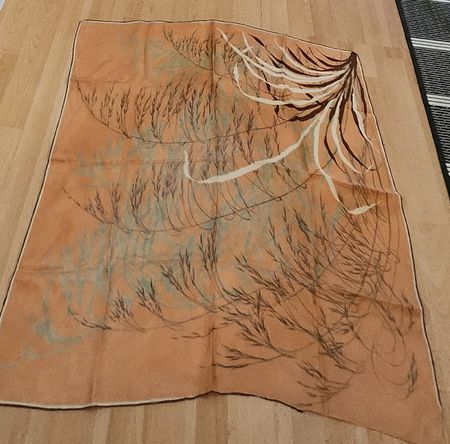 Foulard en soie orange motif végétal 