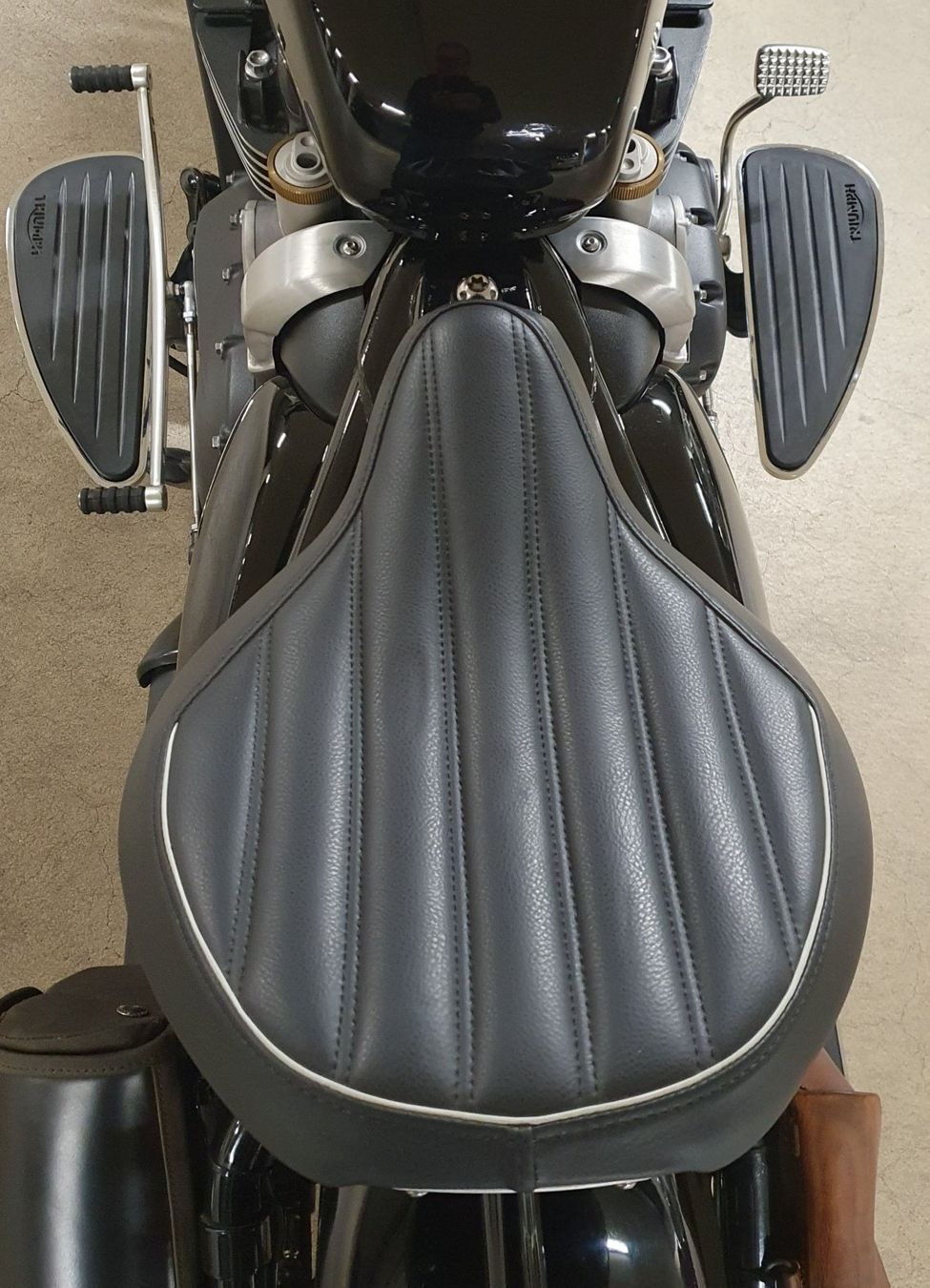 Triumph Strada: Triumph Bonneville Bobber Black – Usato da Nänikon venduto da Helvetia69 7