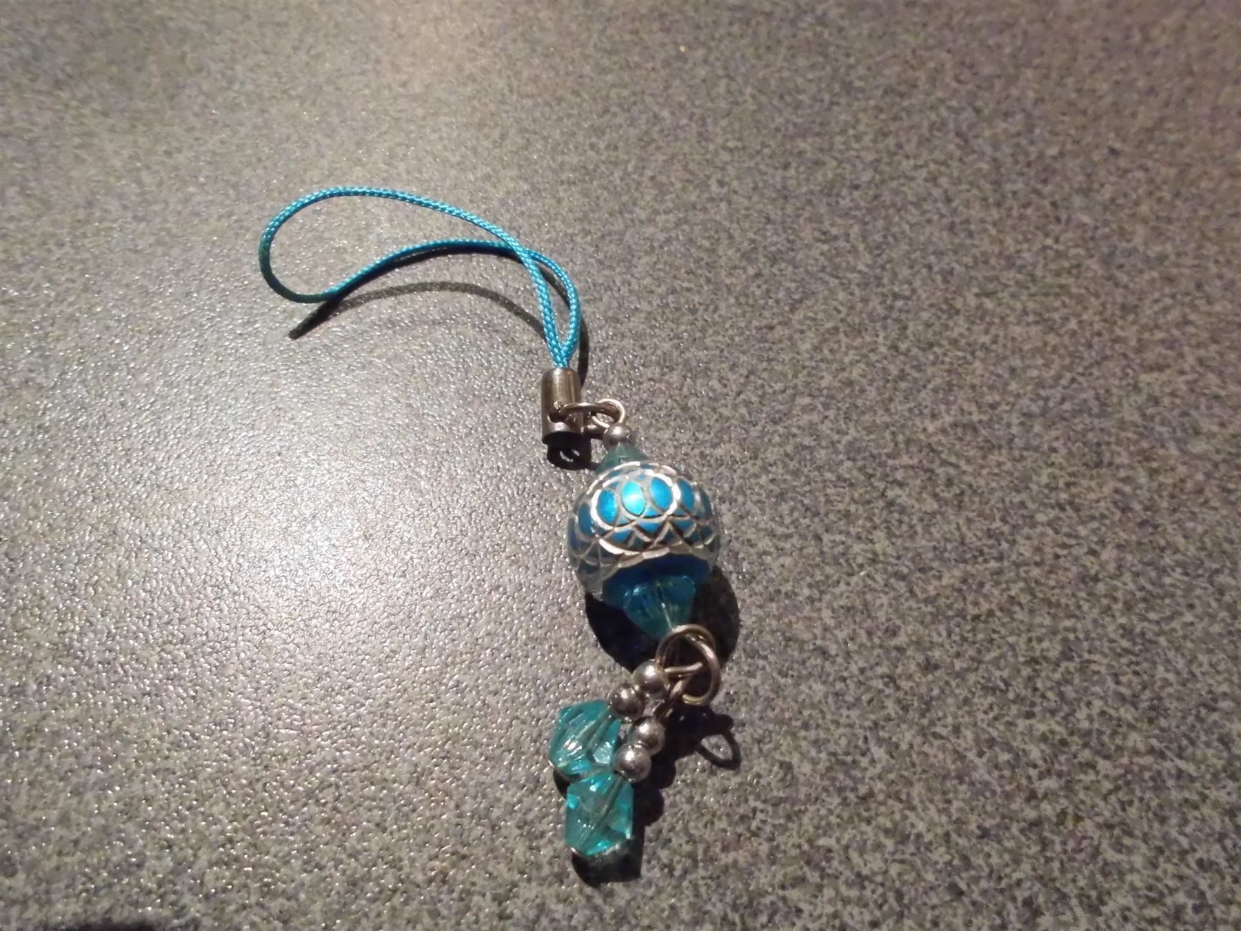 Pendentifs: Anhänger hellblau, Kugel/silberfarbig – D'occasion à Zürich par abraxas1291