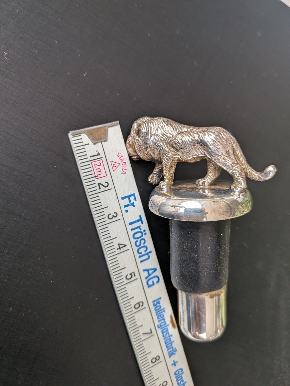 Statuette: Flaschenverschluss mit Löwenfigur – Usato da Emmen venduto da Brockofsky 2