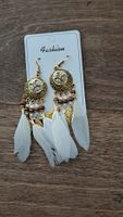 boucles d'oreilles pendentes plumes blanches