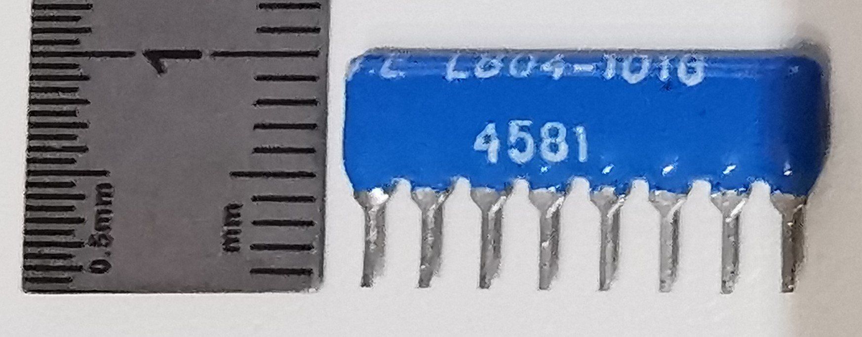 Componenti elettronici: Widerstandsarray 4 x 100 Ohm – Nuovo (secondo la descrizione) da Oberwangen b. Bern venduto da Vittorio0 1